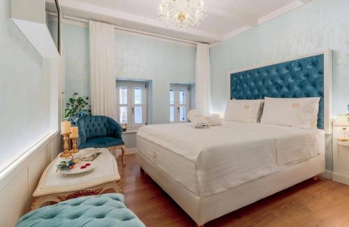 Old Town Hotel | The Caroline room in Madame Hortense