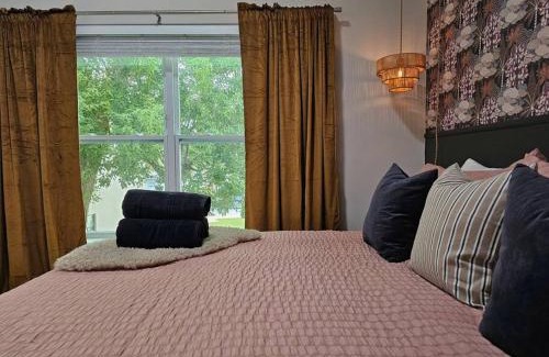 Lake Davis - Greenwood Apartment | The Catherine - 1 mile to downtown - 2 King beds - Sleeps 5