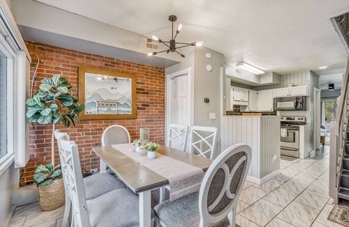 Pigeon Forge Condo | The Centre Condo: Best Location, Pigeon Forge, King Bed