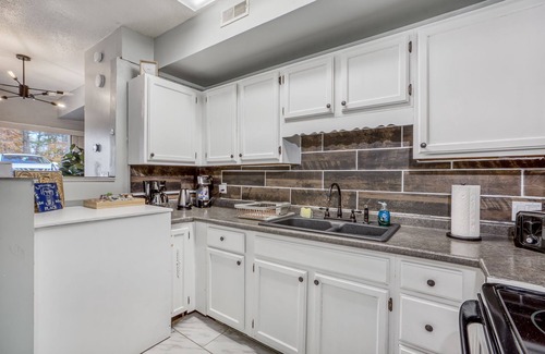 Pigeon Forge Condo | The Centre Condo: Best Location, Pigeon Forge, King Bed