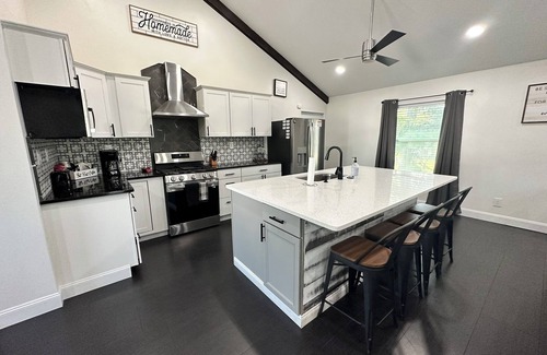 Ashtabula House | The Chapel- Beaches, GOTL, Historic Harbor