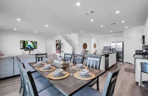 Coachella House | The Chateau- Pool, Spa, BBQ, Fire pit, Sleeps 19