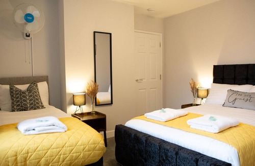 Blacon Apartment | The Cheshire Gathering - Hot Tub 8 Bedrooms