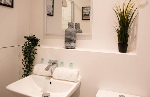 Blacon Apartment | The Cheshire Gathering - Hot Tub 8 Bedrooms