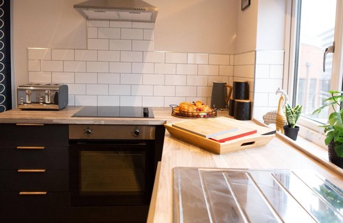 Blacon Apartment | The Cheshire Gathering - Hot Tub 8 Bedrooms