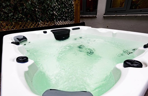Blacon Apartment | The Cheshire Gathering - Hot Tub 8 Bedrooms