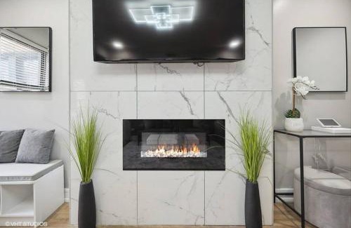 South Shore Apartment | The Chic Urban Oasis Near the Lake!