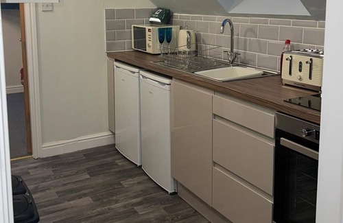 Saint Asaph Apartment | The Chicken Coop - One ensuite bedroom with hot tub