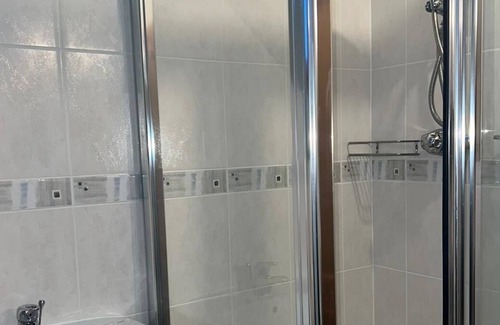 Saint Asaph Apartment | The Chicken Coop - One ensuite bedroom with hot tub