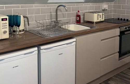 Saint Asaph Apartment | The Chicken Coop - One ensuite bedroom with hot tub