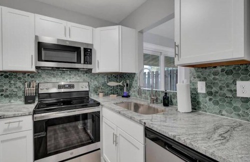 North Charleston House | The Chucktown! Walkable to bars+KING bed!