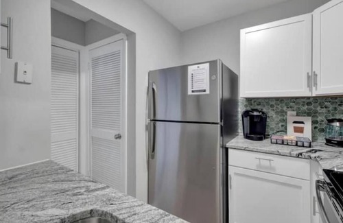 North Charleston House | The Chucktown! Walkable to bars+KING bed!