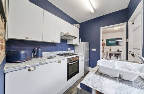 Canterbury House | The City Centre Super Large Retreat with Parking & Hot Tub