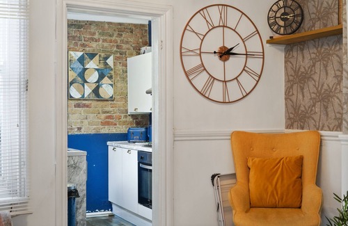 Canterbury House | The City Centre Super Large Retreat with Parking & Hot Tub