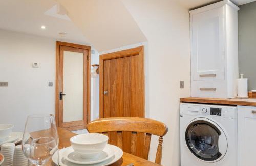 Cheltenham Apartment | The Coach House - Beautiful Home in Cheltenham!