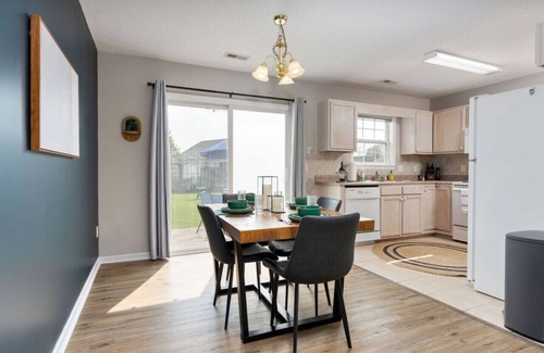 Murraysville House | The Coastal Experience w/King Beds, Garage & More!