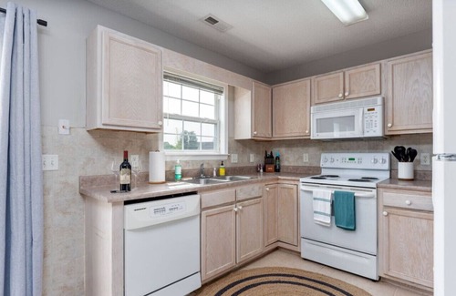 Murraysville House | The Coastal Experience w/King Beds, Garage & More!
