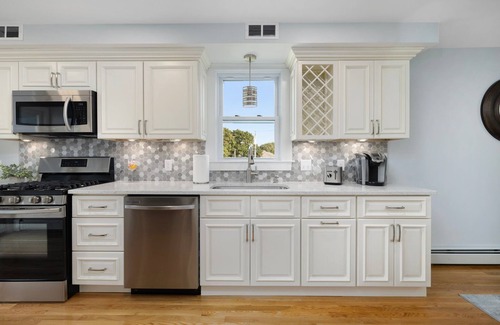 Edgewood House | The Coastal Vibes House in historic Pawtuxet Village! 1 minute to harbor.
