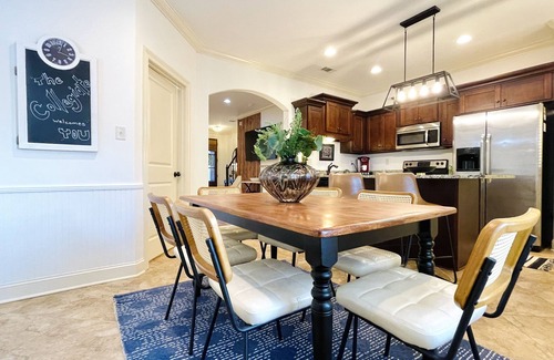 Oxford House | The Collegiate, 2BR Cozy Stay by VelvetDitchVillas