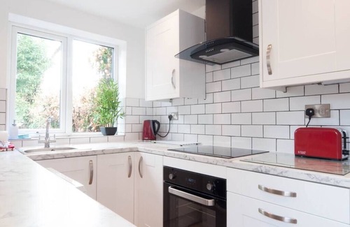 Burton on Trent House | The Comet - A Home with 4 Bedrooms and 3 Bathrooms near Alton Towers for You