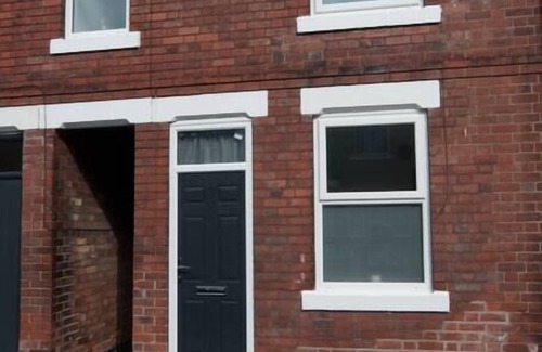 Burton on Trent House | The Comet - A Home with 4 Bedrooms and 3 Bathrooms near Alton Towers for You