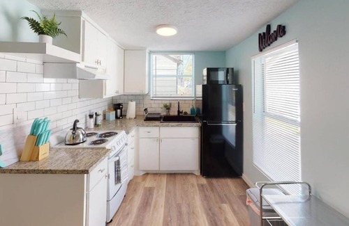 Baytown Apartment | The Comfi Coral - 2 Bed Apartment Home Studio B