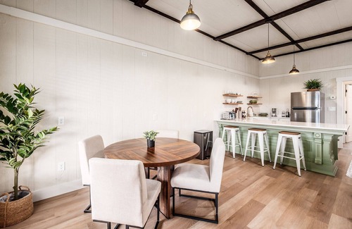 New Plymouth Cabin | The Copper & Oak House + Pickleball l Hot Tub