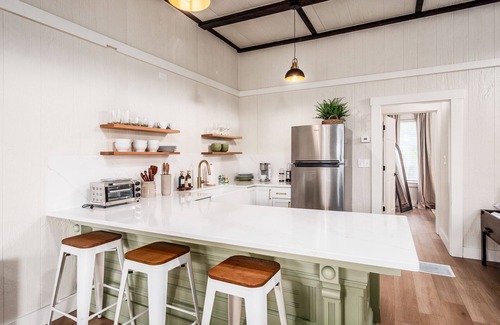 New Plymouth Cabin | The Copper & Oak House + Pickleball l Hot Tub