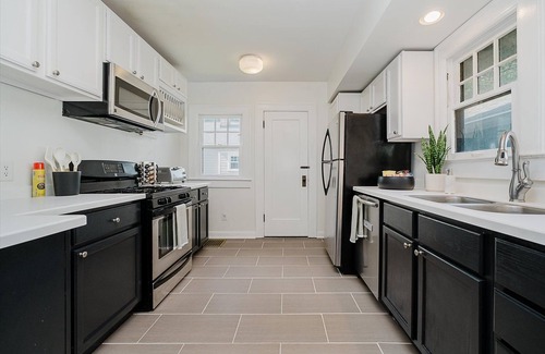 Meridian-Kessler House | The Corner Cottage -Walkable, Comfortable, Stylish