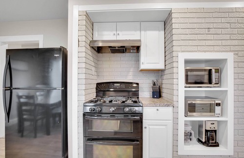 Twin Falls House | The Corner Retreat: King & Queen, small pups welcome!