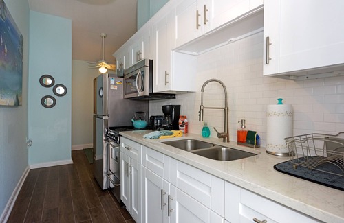 Clearwater Beach Cottage | THE COTTAGE - 32 Steps to the Beach - Sleeps 2, drive to your door, Wifi, Grill.