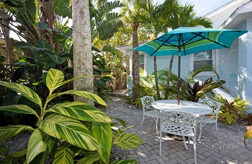 Clearwater Beach Cottage | THE COTTAGE - 32 Steps to the Beach - Sleeps 2, drive to your door, Wifi, Grill.