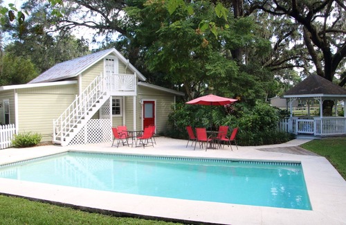 Valrico Cottage | The Cottage at Country Retreat - a charming, idyllic, pet-friendly oasis