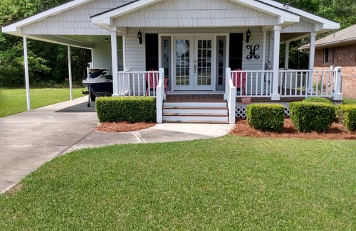 Lake Waccamaw Cottage | The Cottage by Hollingsworth Properties! Relax and enjoy its offerings.