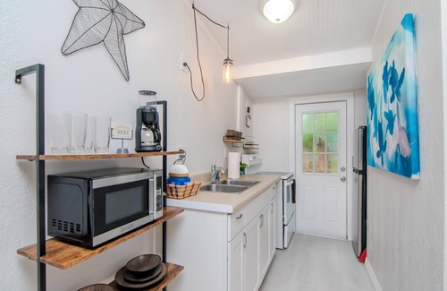Clearwater Apartment | The Cottage in Clearwater - 30 Day Minimum Stay