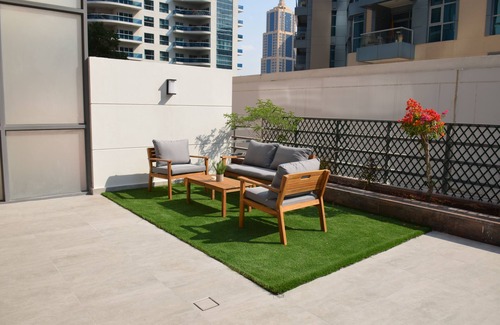 Jumeirah Lake Towers Apartment | The Courtyard Heaven. is in the heart of Dubai Marina, 5-minute walk to Metro.