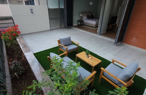 Jumeirah Lake Towers Apartment | The Courtyard Heaven. is in the heart of Dubai Marina, 5-minute walk to Metro.