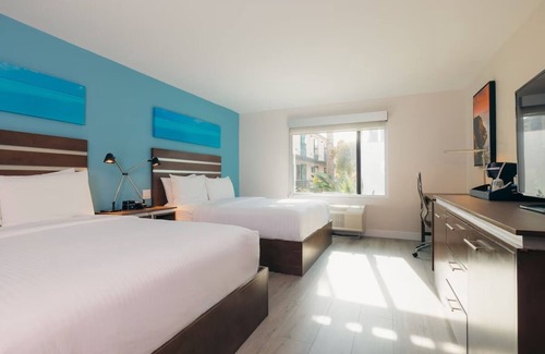 Harbor Hotel | The Cove Hotel , Queen Queen Suite| Near Pool, Lounge & Long Beach Cruise Port