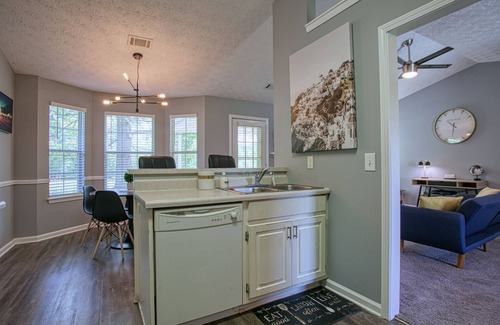 Covington House | The Covington Cozy & Comfort - Sleeps Up To 8