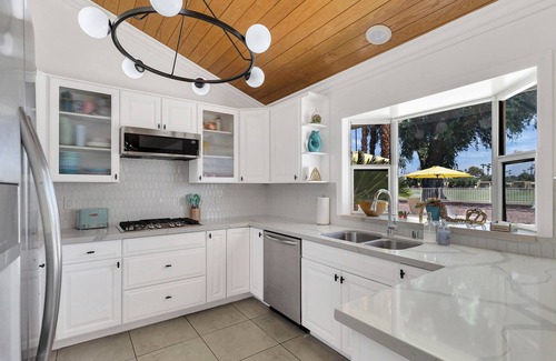 Palm Springs House | The Cowabunga House! - An Art Inspired Home Seated on Historic Golf Resort.