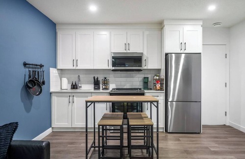 Calgary House | "The Cowboy" - Cozy suite near Airport- 1 Parking
