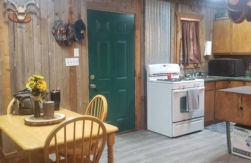 Streetman Cabin | The Cozy Cabin! Secluded. Grill and fire ring, fishing, wildlife, stars!