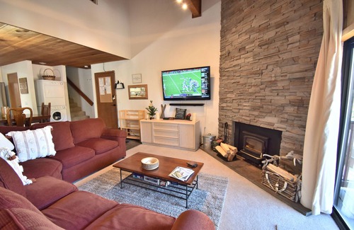 Mammoth Lakes Condo | The Cozy Canyon Lodge Condo! A Walk to the lifts! Ski in Ski Out