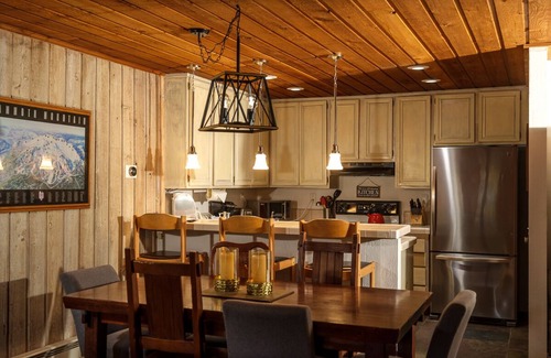 Mammoth Lakes Condo | The Cozy Canyon Lodge Condo! A Walk to the lifts! Ski in Ski Out
