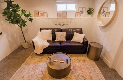 People's Freeway Apartment | The Cozy Casa - Perfect for Long Term Stays.