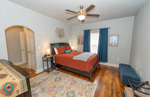 Chickasha House | The Cozy Chickasha, Fiber WIFI, Washer & Dryer, Near DT Chickasha & Leg Lamp!