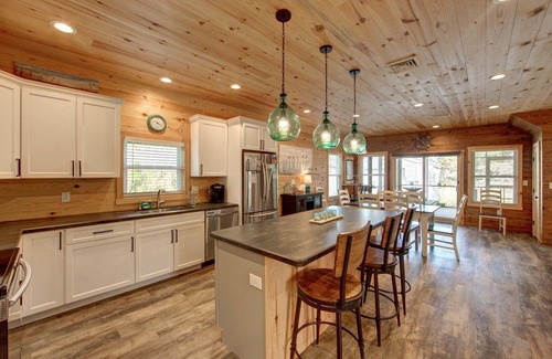 Ocracoke Apartment | The Cozy Clam is a tastefully decorated cottage with two separate living rooms.