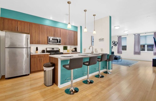 Newark Apartment | The Cozy Comfort. Free Parking . Easy to NYC Access