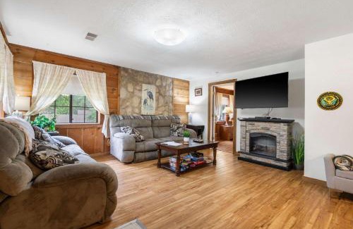 Kirbyville House | The Cozy Cottage Getaway - Private Pool & Hot Tub