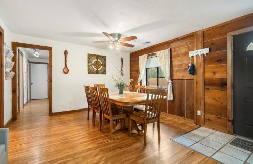 Kirbyville House | The Cozy Cottage Getaway - Private Pool & Hot Tub
